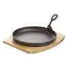 Bord gietijzer op houten plank 22 cm