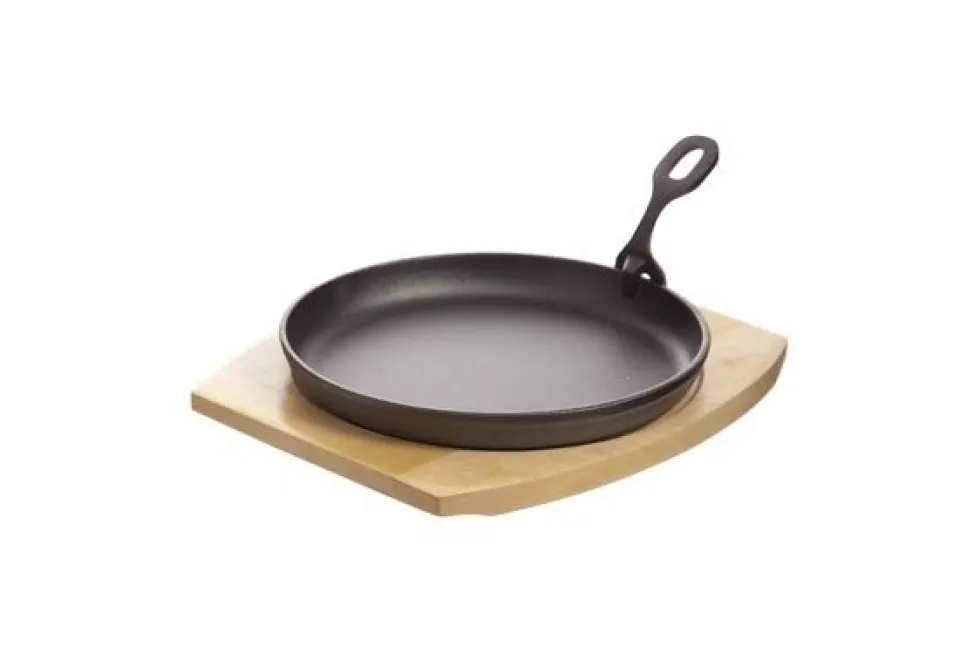 Bord gietijzer op houten plank 22 cm
