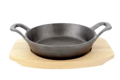 Gratinschotel gietijzer op houten plankje 15,5 cm
