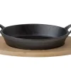 Gratinschotel gietijzer ovaal 30 x 17 cm op houten plank