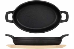 Gratinschotel gietijzer ovaal 22 cm x 13 cm op houten plank