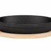 Gratinschotel gietijzer ovaal 20 cm x 9,5 cm op houten plank