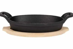 Gratinschotel gietijzer ovaal 20 cm x 9,5 cm op houten plank