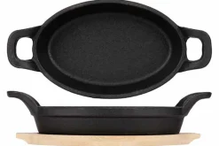 Gratinschotel gietijzer ovaal 20 cm x 9,5 cm op houten plank