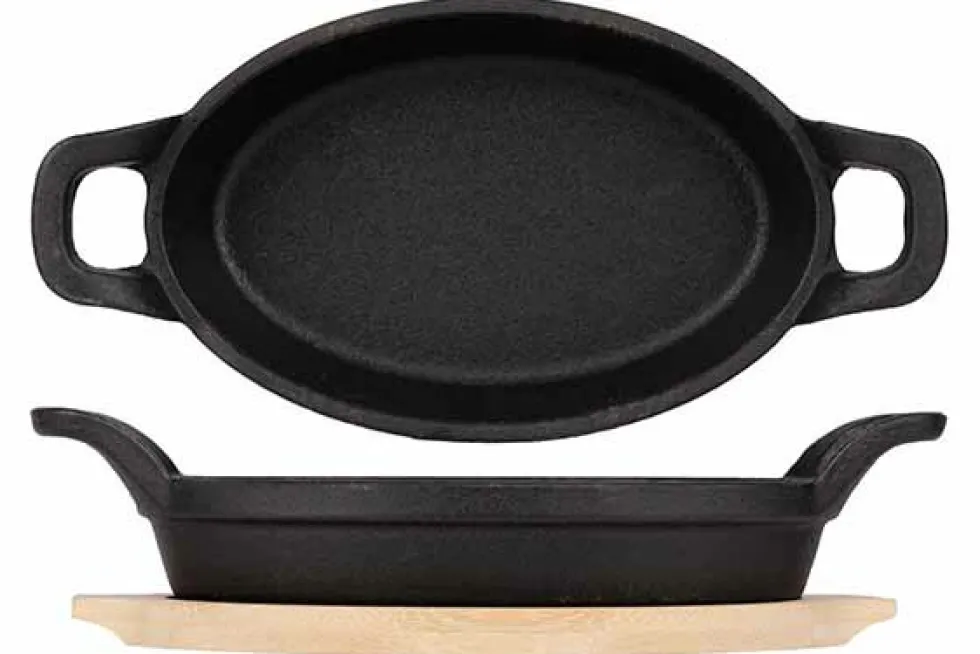 Gratinschotel gietijzer ovaal 20 cm x 9,5 cm op houten plank