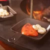 Gratinschotel gietijzer vierkant 13 cm op plankje