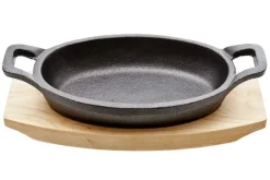 Gratinschotel ovaal gietijzer op houten plankje 15,5 cm