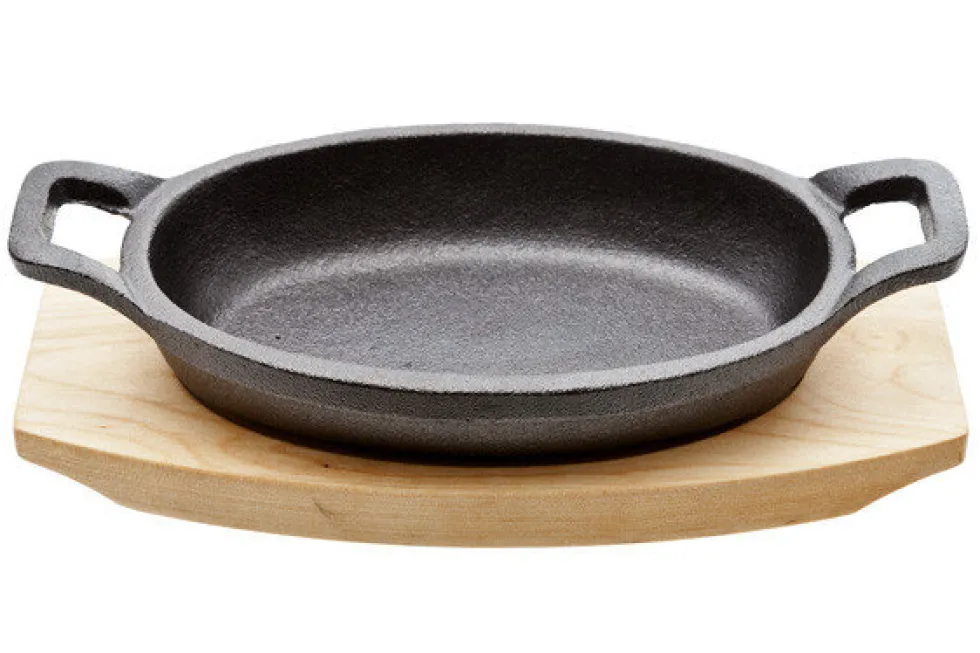 Gratinschotel ovaal gietijzer op houten plankje 15,5 cm