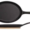 Pan gietijzer Sizzler op houten plank 18 cm