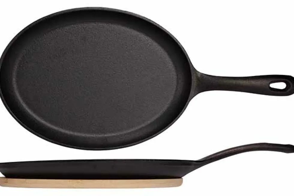 Pan gietijzer Sizzler op houten plank 18 cm