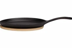 Pan gietijzer Sizzler op houten plank 18 cm