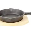 Pannetje gietijzer op houten plankje 13,5 cm