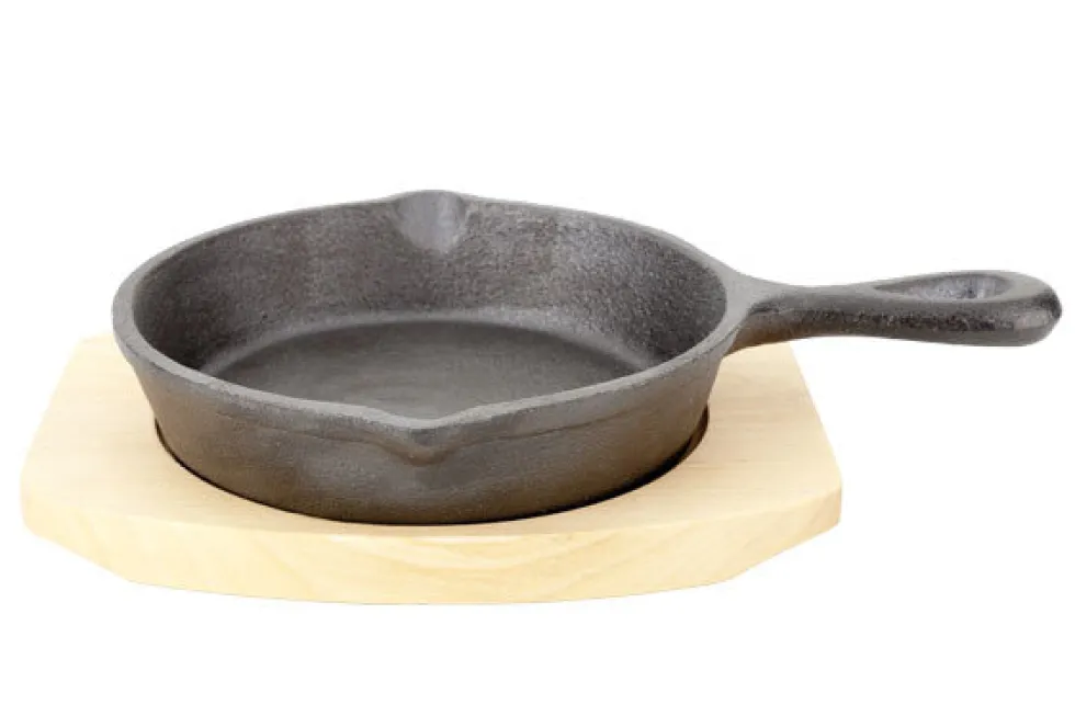 Pannetje gietijzer op houten plankje 13,5 cm