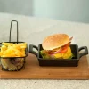 Snack set met frietmandje en gietijzer bakje op houten plank