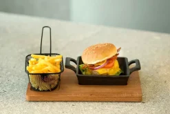 Snack set met frietmandje en gietijzer bakje op houten plank