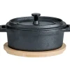 Stoofpotje gietijzer ovaal 12 cm op houten plankje